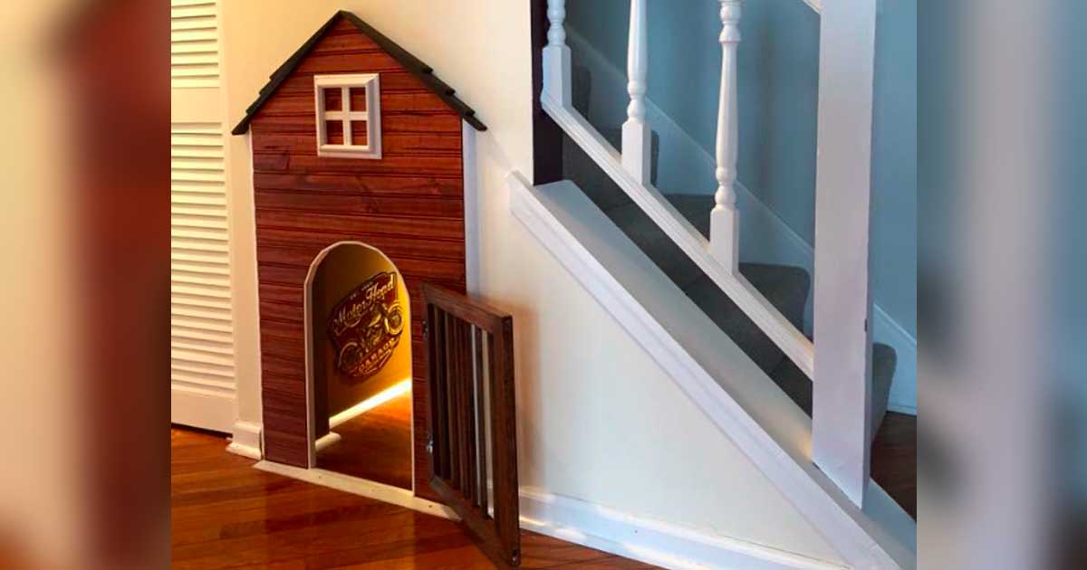 Take A Tour Through This Doghouse Tucked Under The Staircase – The Dog