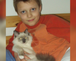 Man Recreates Childhood Photo With His Cat 20 Years Later — Right Before Saying Goodbye