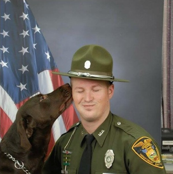 During their photo session, the loyal K9 partner keeps sneaking in kisses for his handler, beautifully capturing their unbreakable bond-pvth