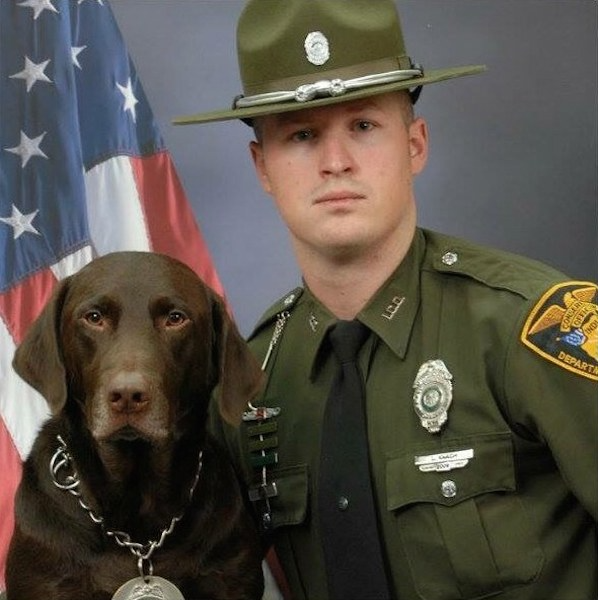 During their photo session, the loyal K9 partner keeps sneaking in kisses for his handler, beautifully capturing their unbreakable bond-pvth