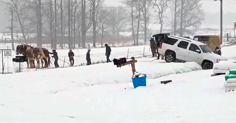 When a SUV got trapped in snow, an Amish stranger saved the day with the help of his horses