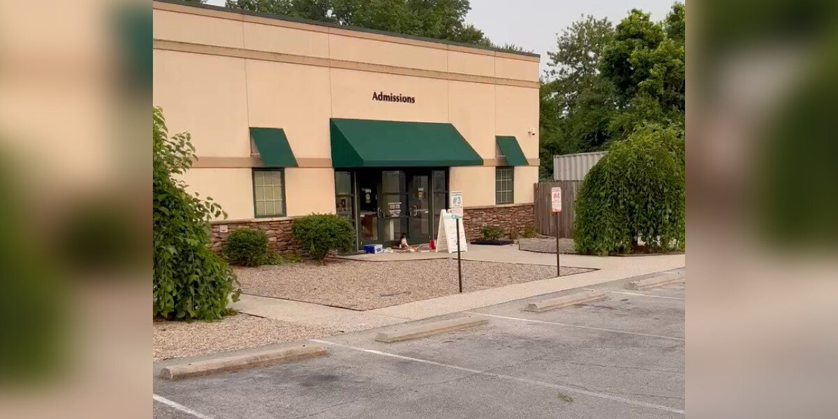 Woman Arrives At Work To Find Injured Dog Curled Up On a Delivery Bag Outside