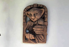 Woman Discovers a Frog — And His Unlikely Roommate — Living Inside Her Wall Art