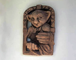 Woman Discovers a Frog — And His Unlikely Roommate — Living Inside Her Wall Art