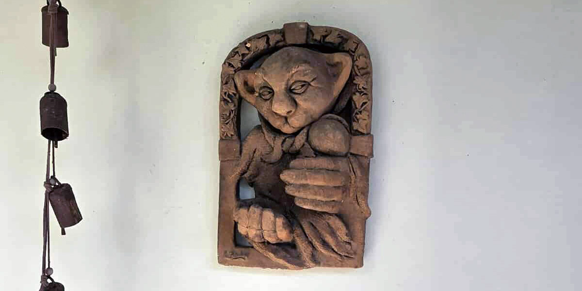 Woman Discovers a Frog — And His Unlikely Roommate — Living Inside Her Wall Art