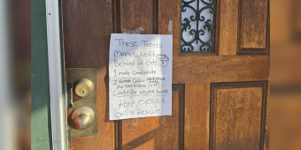 Note On Vacant House’s Door Leads Rescuers To Abandoned Mama Cat And Her Kittens